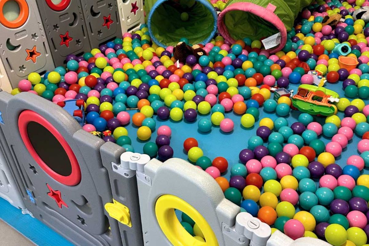 Area giochi con palline colorate