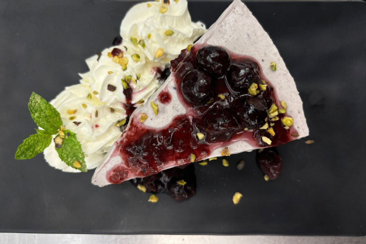 Torta con guarnizione alle ciliegie