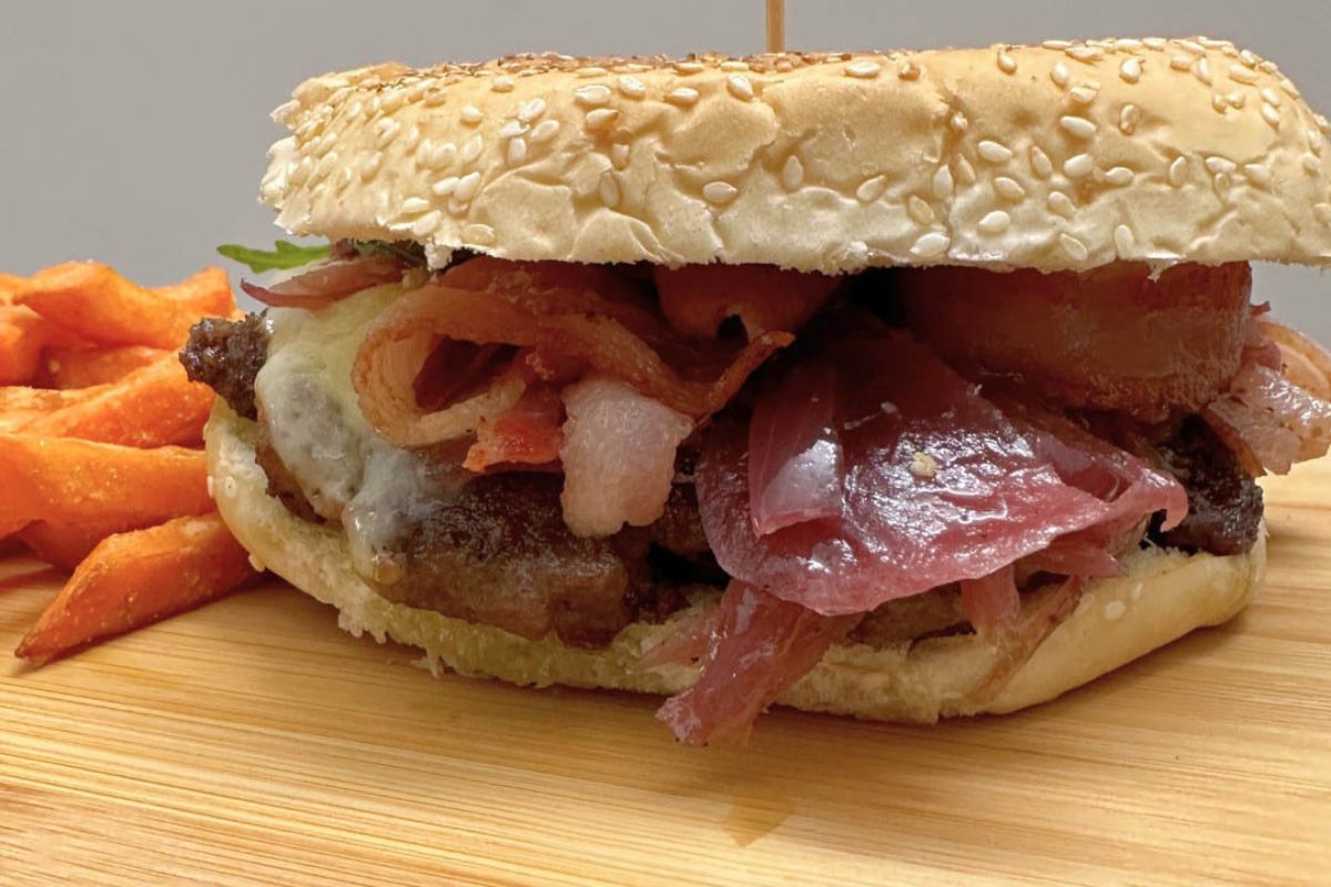 Hamburger Mascalucia con cipolla rossa